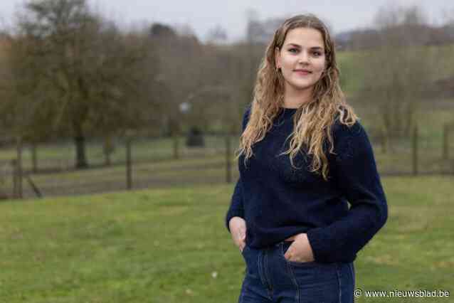 Lore (22) helpt vrouw bevallen tijdens vlucht: “Met dekens en kussens op de grond”