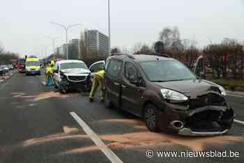 Twee gewonden bij zware kop-staartaanrijding