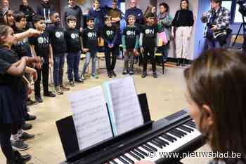 Studio 100 zoekt lesgevers muziekinitiatie voor kinderen in asielcentrum Arendonk: “Door liedjes te zingen leren ze op speelse manier Nederlands”