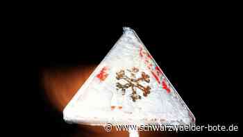 Schneeglätte auf B 294 nahe Simmersfeld: Auffahrunfall wegen liegengebliebenem Lastwagen