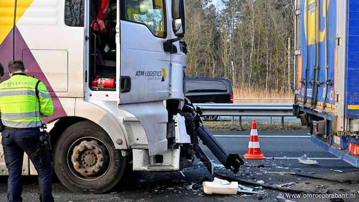 Ongeluk met vrachtwagens op de A58, vertraging een uur