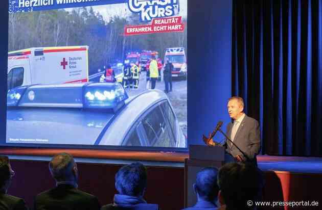 POL-GI: Grünberg: Schilderungen beim "CrashKurs" beeindruckten Schülerinnen und Schüler - Innenstaatssekretär Martin Rößler hob die Bedeutung der schulischen Verkehrsunfallprävention hervor