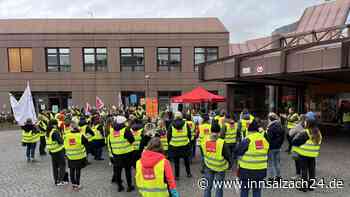 „Das können wir nicht hinnehmen“: Mitarbeiter des „InnKlinikums“ streiken für mehr Lohn