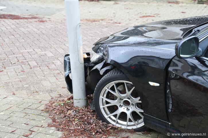 Omstanders slaan autoruit in na ongeval in Arnhem