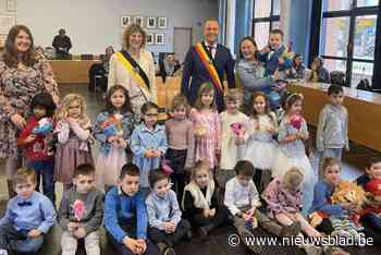 Kleuters beloven elkaar eeuwige vriendschap op vooravond van Valentijn