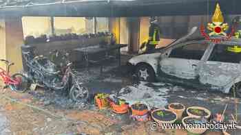 Incendio in villa: fiamme distruggono auto e scooter