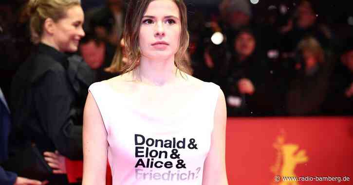 Neubauer trägt provokantes Kleid gegen Merz bei Berlinale