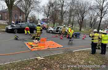 FW Xanten: Verkehrsunfall zwischen zwei PKW - Feuerwehr befreit verletzte Person