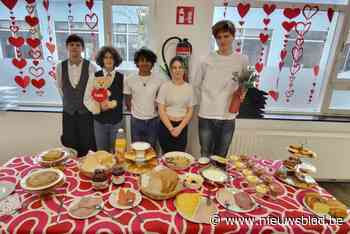 Leerlingen Groenlaar serveren in Niel met liefde Valentijnsbrunch voor senioren Maria Boodschap