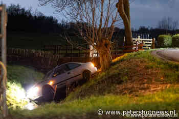 Auto uit de bocht in Gein Noord Abcoude