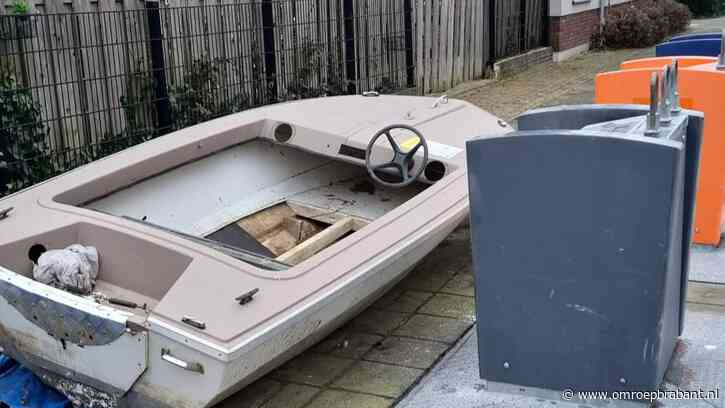 Speedboot gedumpt bij afvalcontainers: 'Ligt er al twee weken'