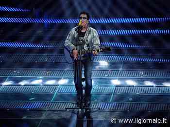 Il nastro sulle scarpe di Bennato. Il dettaglio che non è passato inosservato: ecco perché