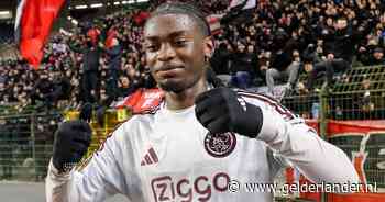 Jorthy Mokio (16) geniet na historisch Ajax-doelpunt: ‘Dat publiek mijn naam zong, gaat me lang bijblijven’