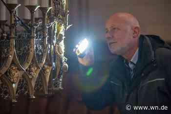 Rätselraten im Dom: Wie alt ist der große Leuchter hinter dem Altar?