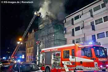 Dachstuhlbrand in Mehrfamilienhaus