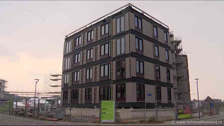 Almere - In een maand tijd verrijst een houten pand met 103 appartementen in Poort
