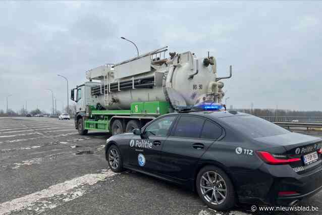 Politie betrapt 13 bestuurders die met andere zaken bezig waren dan het besturen van hun auto: “Een van hen schonk zelfs al rijdend een kopje koffie in”