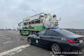 Politie betrapt 13 bestuurders tijdens actie ‘Afleiding achter het stuur’: “Een van hen schonk zelfs al rijdend kopje koffie in”