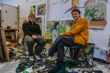 Twintigers Nand en Dries stellen kunst tentoon in huizen die te koop staan: “Win-win voor immokantoor én kunstenaar”