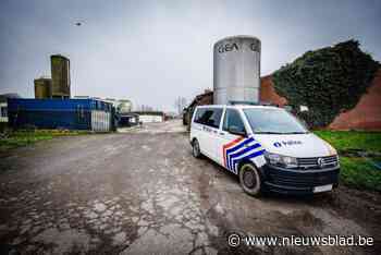 Drie personen aangehouden na aantreffen drugslab op landbouwbedrijf: “Labo was enkel toegankelijk via verborgen luik”