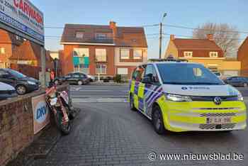 Bromfietser (17) gewond na aanrijding langs Meensesteenweg