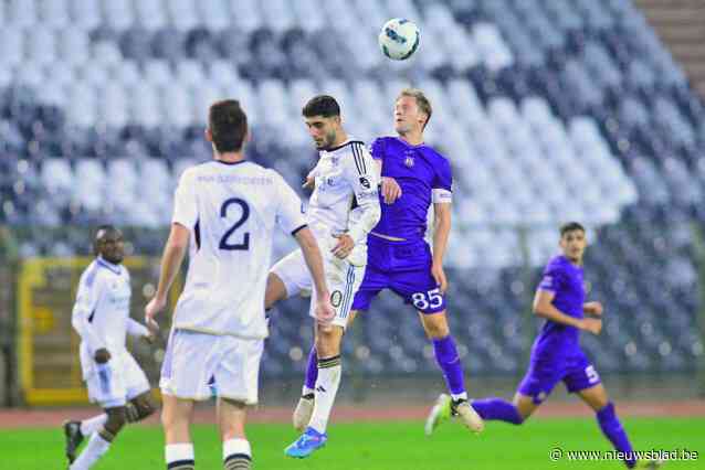 Joren Dom moest even toekijken vanop de bank, maar werd bij RSCA Futures intussen weer opgevist: “Het was even schrikken toen de club besloot Diawara op te stellen”