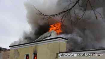Brand am Tüßlinger Marktplatz: Rauchschwaden mitten in der Gemeinde - Landratsamt warnt