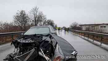 Schwerer Unfall mit vier Fahrzeugen in Unterneukirchen - Polizei mit Details