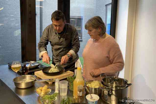 Chef-kok Albert Verdeyen maakt zijn bekende stoemp tijdens kookdemonstratie