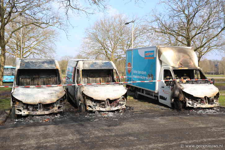 Drie verhuur bestelbussen afgebrand op parkeerplaats
