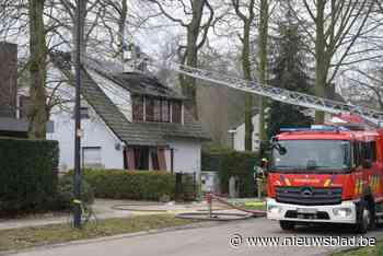 Brandweer rukt uit voor uitslaande dakbrand bij leegstaande woning in Hove