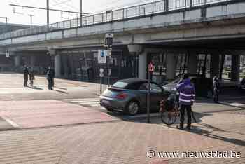 Fietser gewond na aanrijding aan viaduct