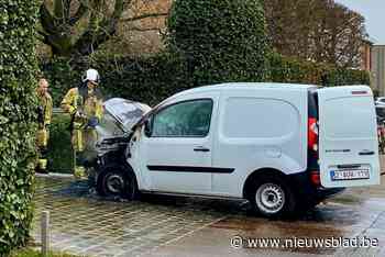 Bestelwagen vat vuur: motorcompartiment volledig uitgebrand