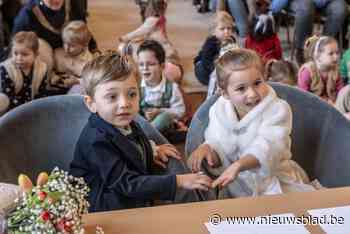 IN BEELD. Kleuters De Bever genieten van vriendschapshuwelijk op Valentijn: “De tijd was er rijp voor”