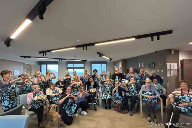 Bewoners en personeel wzc Alegria bakken koekjes voor het goede doel
