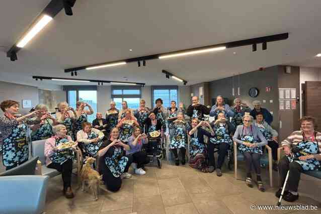 Bewoners en personeel woonzorgcentrum   bakken koekjes voor het goede doel