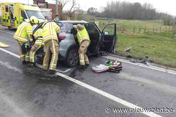Drie gewonden bij zware frontale botsing op steenweg in Opwijk