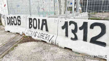 "Digos boia. 1312", scritta contro la polizia vicino alla sede della municipale