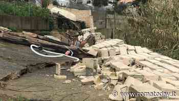 Maltempo, esonda un fosso sul litorale e crolla muro di cinta