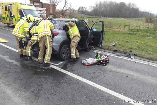Zware frontale botsing op steenweg in Opwijk: mama met 1-jarig kind en 78-jarige vrouw naar ziekenhuis
