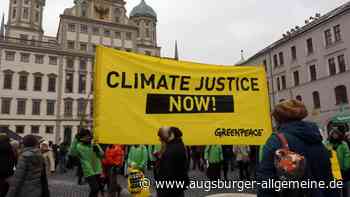 Rund 800 Menschen demonstrieren auf dem Rathausplatz für mehr Klimaschutz