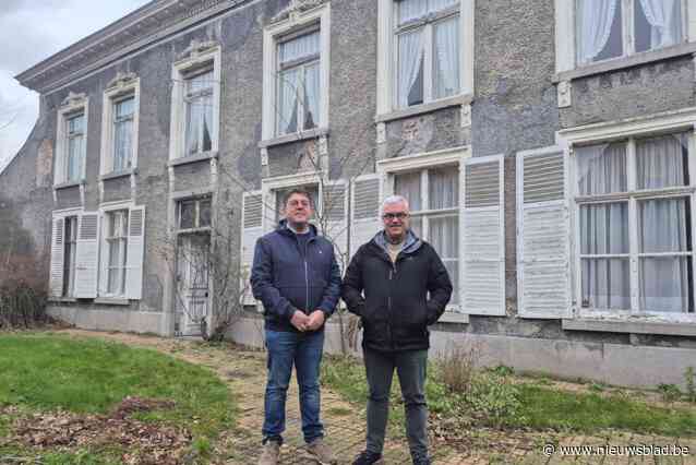 BINNENKIJKEN. Beschermde herenwoning met vijf slaapkamers, zwembad, druivenserre en tuinpaviljoen staat te koop: “Als ik jonger was, zou ik zelf met de renovatie beginnen”