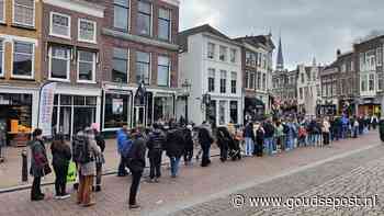 Lange rij voor gratis patat op Valentijnsdag