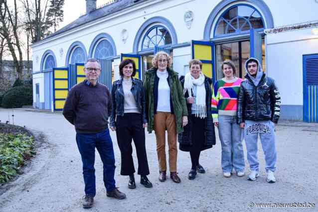 Fotoclub zet vluchteling Reshad (22) centraal in nieuwe expo over emoties: “Hij blijft lachen, en zegt dat wij dat ook moeten doen”