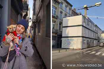 “We leven al drie maanden in het donker”: frustraties lopen hoog op bij buurtbewoners van ‘containerstapel’