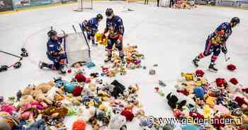 Opeens vliegen er honderden knuffels het ijs op in Nijmegen: ‘Voor het broertje of zusje van een ziek kind’