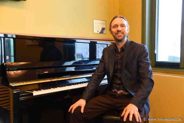 Gerestaureerde toppiano van overleden vriend schittert nu dankzij Ilja (40) in nieuwe pianobar: “Alleen nog wat inspelen, maar de klank is al goed”