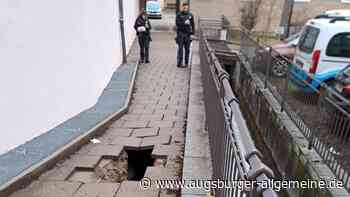Plötzlich gibt der Boden nach: Mann fällt in Altstadt in drei Meter tiefes Loch