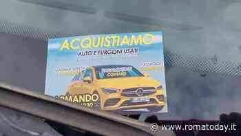 "Compro auto usate": cosa si nasconde dietro i biglietti incastrati nei finestrini delle macchine