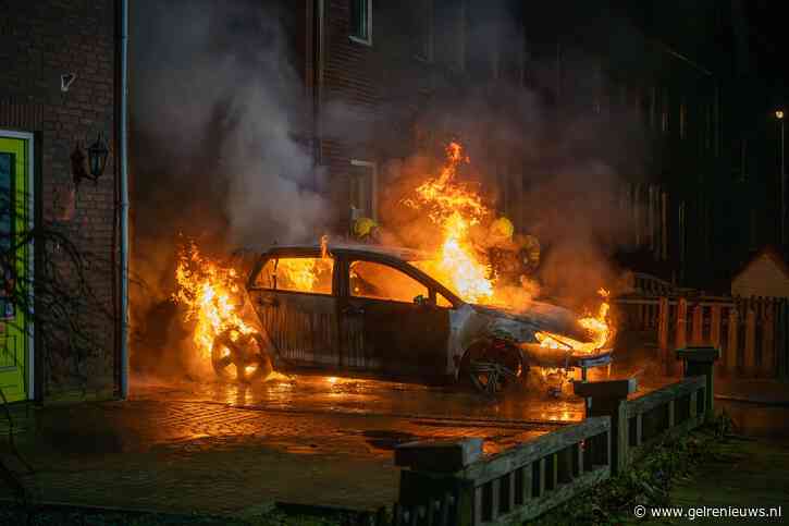 Auto in brand voor woning na bedreiging over brandstichting